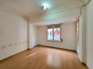 Etagenwohnung in Calle pintor cabrera 11. Amplio piso para reformar, a una manzana del corte inglés