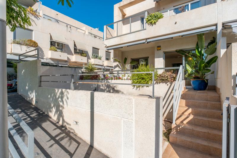 Foto 033a7538-d5ec-4bef-9df4-8a6f9b861a4c. Casa a schiera in avenida arquitecto félix candela 30 in Alicante