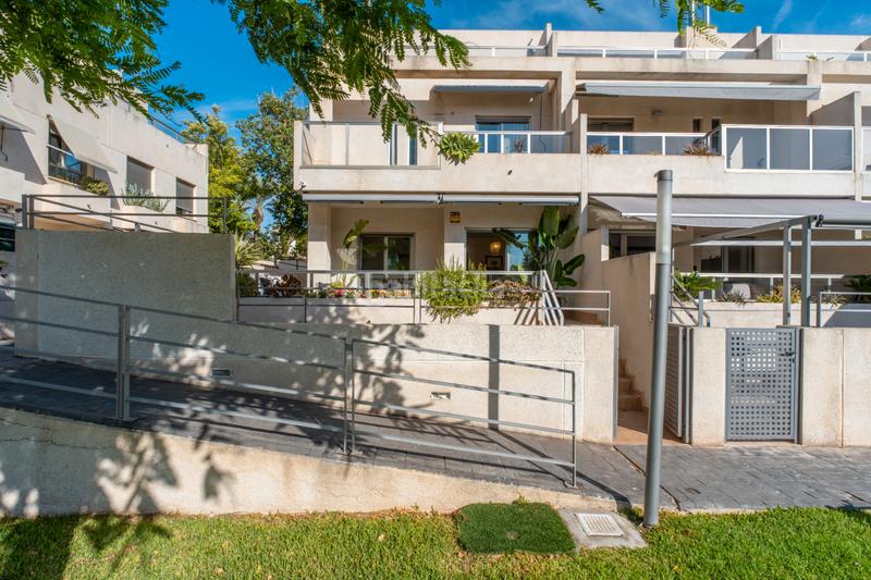 Foto e003796b-d6a5-45c8-9b5e-ce06086f95a6. Casa a schiera in avenida arquitecto félix candela 30 in Alicante