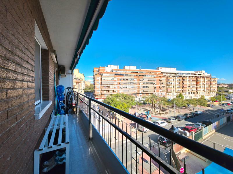 Foto 8c25db9e-1b4a-4a74-961d-6eda19f09e5e. Piso amplio piso de esquina con vistas despejadas en Alicante