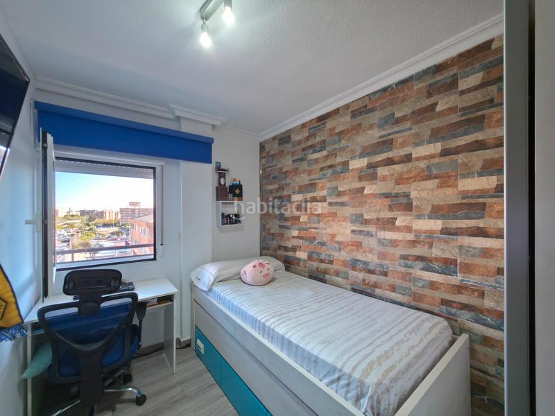 Foto c61ac8e7-1600-4711-b9aa-0e827b6c4a77. Piso amplio piso de esquina con vistas despejadas en Alicante