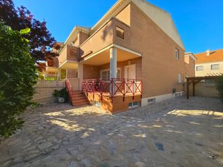 Miete Haus in Plaza maría muntaner b2. Amplio bw de esquina con jardín de 120m2