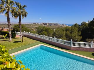 Erdgeschoss en Calle canarias 10. Apartamento de 3 dormitorios en planta, con jard�n y s�tano