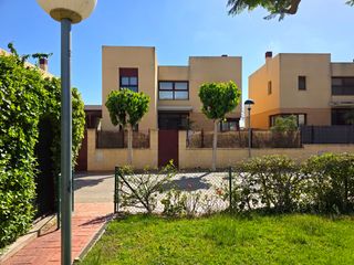 Xalet  Carrer capricorn. Amplio chalet con jard�n de 360m2