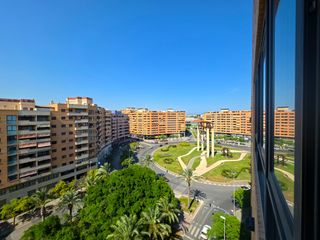 �tico en Avenida juan sanchis candela 28. Amplio piso con terraza