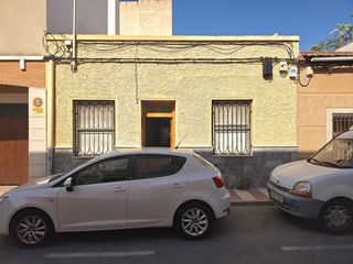 Casa adossada  Carrer major. Amplio chalet con jard�n privado