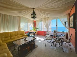 Flat  Avenida de uruguay 11. Amplio piso de esquina con vistas al mar