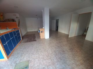Locale commerciale  Calle primavera. Local comercial