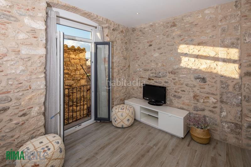 Foto 211d4f9b-c005-4eba-b89b-1e4e376e34c7. Piso apartamento en el barri vell, con licencia turística en Girona
