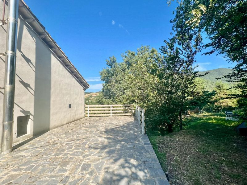 Foto 966f75d8-ae35-4205-bd32-d2e105330937. Masia amb aparcament a Llosses (Les)