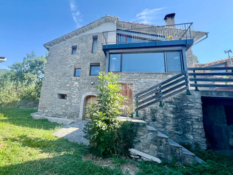 Foto f8f2f2d5-a9a0-4f6b-84ac-3e458aaeeda0. Masia amb aparcament a Llosses (Les)