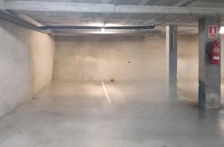 Aparcament cotxe a Barri dels Escriptors. Plaza para coche