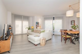 Location Appartement à Eixample Sud-Migdia. Aparamento de 3 habitaciones con parquing en alquiler de tempora