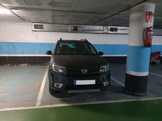 Aparcament cotxe a Gr�cia. Gran pla�a de garatge