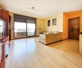 Pis  Carrer de melzo. Luminoso piso de 4 habitaciones con balcón y parking en vilafran
