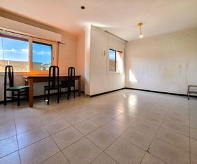 Appartement  Carrer de la independència. Piso totalmente exterior y muy luminoso de 3 habitaciones en bad