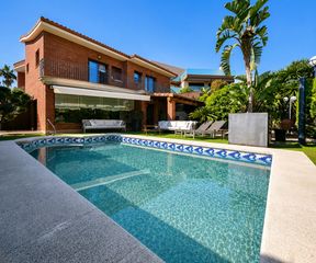 House in Tiana. Magnífica casa a cuatro vientos en el corazón de tiana: gran jar