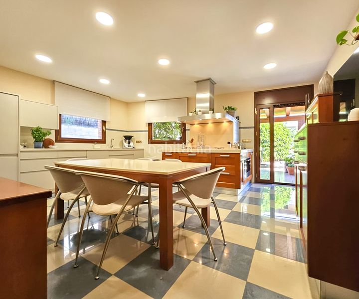 Foto a859d5aa-b5f8-4d5a-8862-24f75e5886d1. Casa amb calefacció aparcament piscina a Tiana