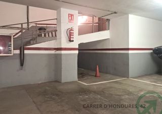 Aparcament cotxe a Carrer d'Hondures 42