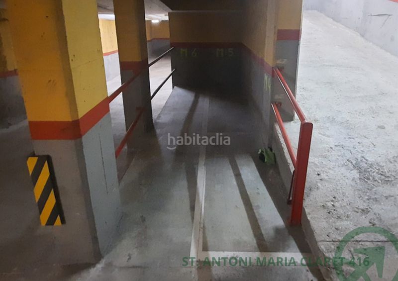 Foto cdfe7098-9823-4275-9fec-ef0bcbe9ef73. Motorcycle parking in carrer de sant antoni maria claret 416 in Barcelona