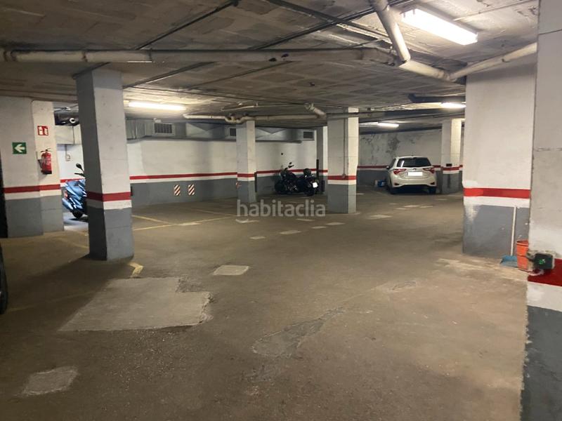 Foto ec15ece6-3b30-47a0-8704-8ad0f46ce7c5. Parking voiture dans Tres Torres Barcelona