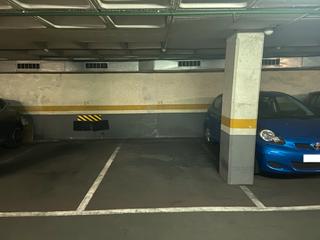 Autoparkplatz  Violant d'hongria reina d'arago. Plaza de parking en barcelona en les corts  violant dhongria rei