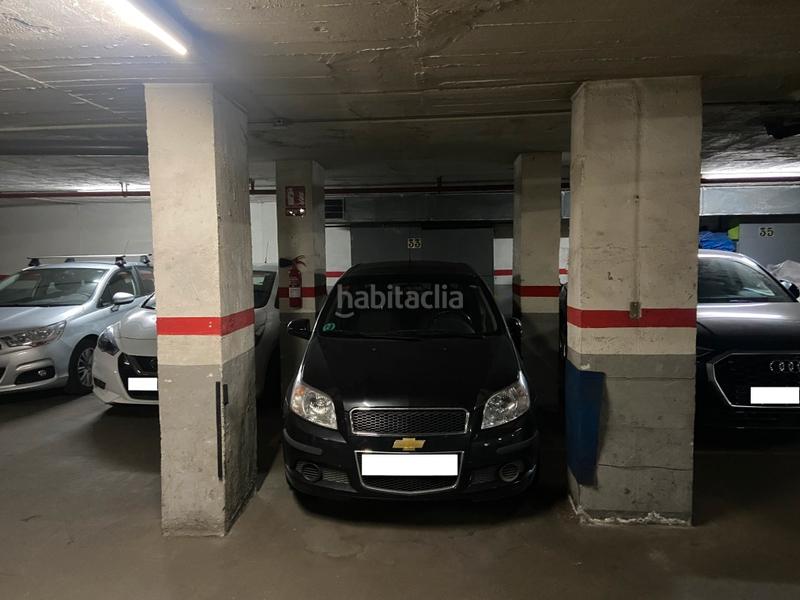 Foto bcd9adec-0b6b-4285-8752-0bcaf1ec1251. Parking voiture dans Fort Pienc Barcelona