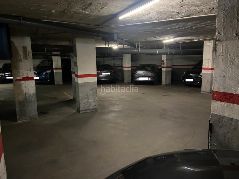 Foto c708cae1-b20a-4415-8657-7fb4ec700fdb. Parking voiture dans Fort Pienc Barcelona