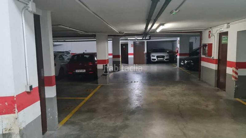 Foto dfa64074-e00e-4c33-8460-52b4968c1191. Motorcycle parking in El Mercat Valencia