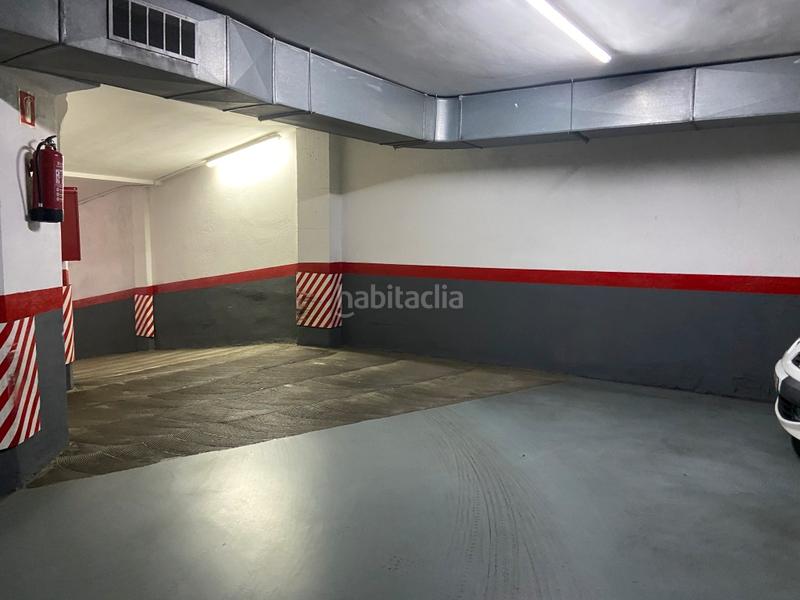 Foto 15ed3071-119a-45d1-9659-965a9d17d61c. Parking coche plaza de parking en clot almogavers en Barcelona