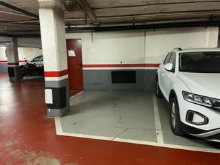 Aparcament cotxe  Mallorca. Plaza de parking en barcelona en el fort pienc  mallorca