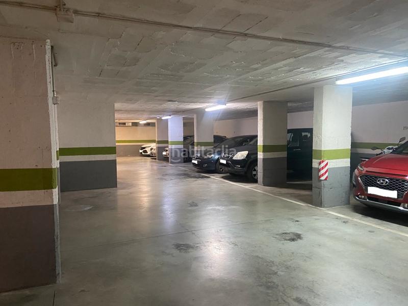 Foto d503ba5f-b6a8-4b39-9df9-77bc36b9b653. Car parking in Fort Pienc Barcelona