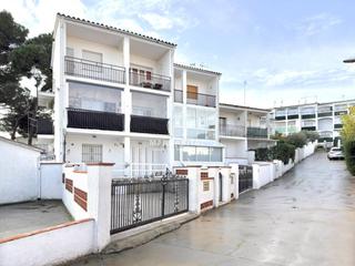 Appartement à Palau 30. Piso en primera planta a 300m de la playa de riells, con terraza