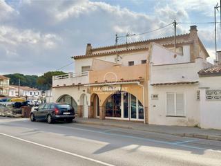Casa a Montgó 28. Casa con local, patio y terraza en riells, ideal para vivir o em