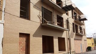 Edificio in Rosselló. Solar de 290 m2 para edificar + 2 edificios para terminar en ros