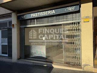 Local Comercial  Carrer de florenci vives. Luminoso local diáfano con salida de humos en nou eixample nord,
