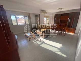 Rent Flat in Nou Eixample Sud. Bonito piso de alquiler amueblado en tarragona por 850mes.