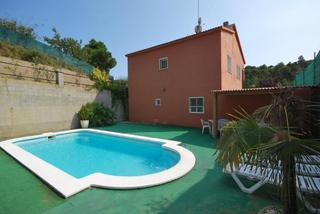 Casa a Carrer de saturn 170. urge venta! fantstica casa orientada al sur y con piscina priv