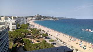 Pis a Els Pins. Vista al mar en primera línea de blanes