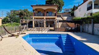 Casa a Aiguaviva Parc. Impresionante casa de dos plantas con piscina y placas solares e
