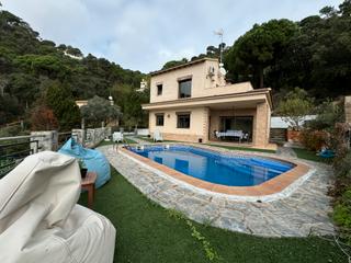 Casa a Serra Brava. Exclusiva casa con licencia turística y vistas al mar