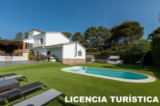 Casa a Aiguaviva Parc. Espectacular casa con licencia turística y piscina a 5min de llo