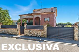 Casa  Carrer montseny 4. Fantástica vivienda en la urbanización mirador del montseny