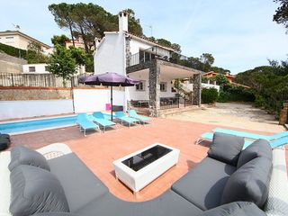 Casa a Aiguaviva Parc. ¡exclusiva! casa con piscina y licencia turística a 6min de llor