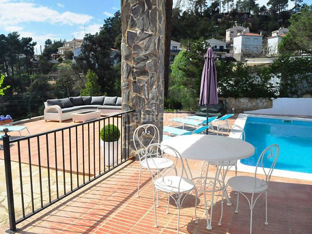 Foto 0cd1f187-5801-422d-8f9e-90973fddb199. Casa amb xemeneia aparcament piscina a Aiguaviva Parc Vidreres