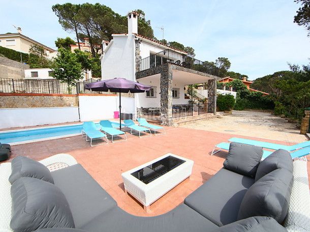 Foto 5e153140-197c-4619-ba09-41a403304fbd. Casa amb xemeneia aparcament piscina a Aiguaviva Parc Vidreres