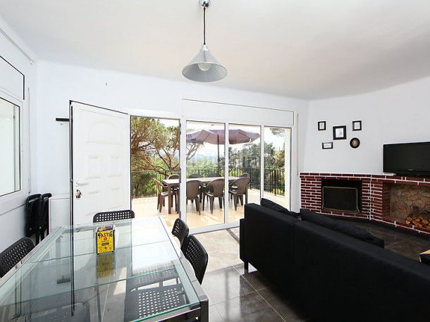 Foto ad0f2cc3-fbb3-4bc4-8e19-b95f7921e712. Casa amb xemeneia aparcament piscina a Aiguaviva Parc Vidreres