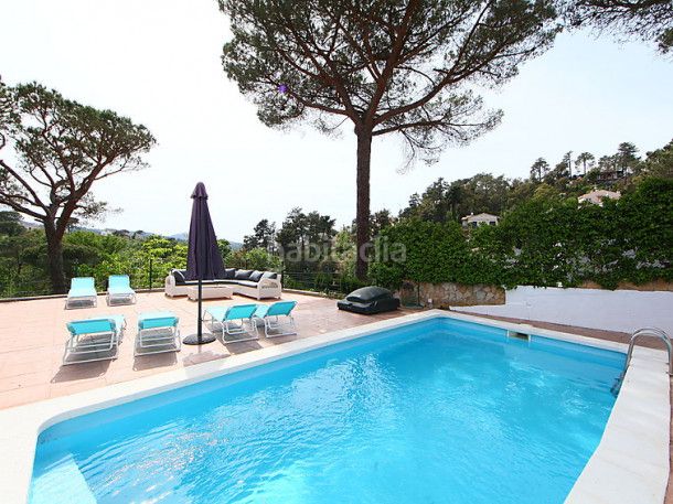 Foto edab3276-265e-413d-8e06-42635467c7d0. Casa amb xemeneia aparcament piscina a Aiguaviva Parc Vidreres