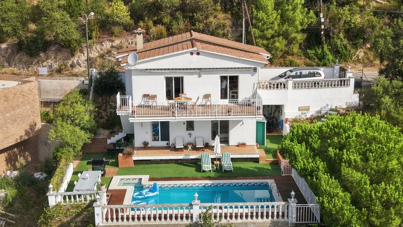 Foto a75ff64e-2354-4f6b-9dbb-413b8355b998. Casa amb xemeneia aparcament piscina a Lloret Blau - La Creu de Lloret Lloret de Mar
