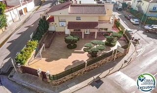 Casa en Els Grecs-Mas Oliva. Fantástica casa moderna con piscina, cocina exterior y a pocos p